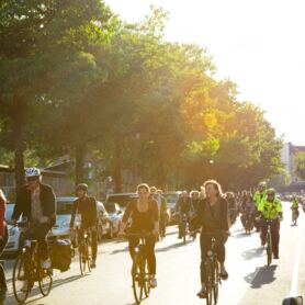 Radfahrer auf eine Mai-Fahrrad-Demo in Friedrichshain, in der Revaler Straße. Foto: Norman