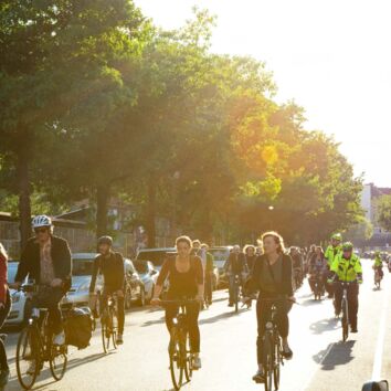 Radfahrer auf eine Mai-Fahrrad-Demo in Friedrichshain, in der Revaler Straße. Foto: Norman